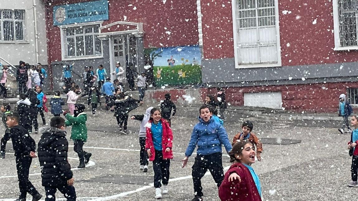 Polis Amca İlkokulunda Kar Birbaşka Yaşanıyor 